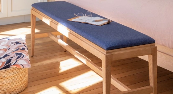 Banc design bois teinte naturelle assise tissu bleu marine L140 cm