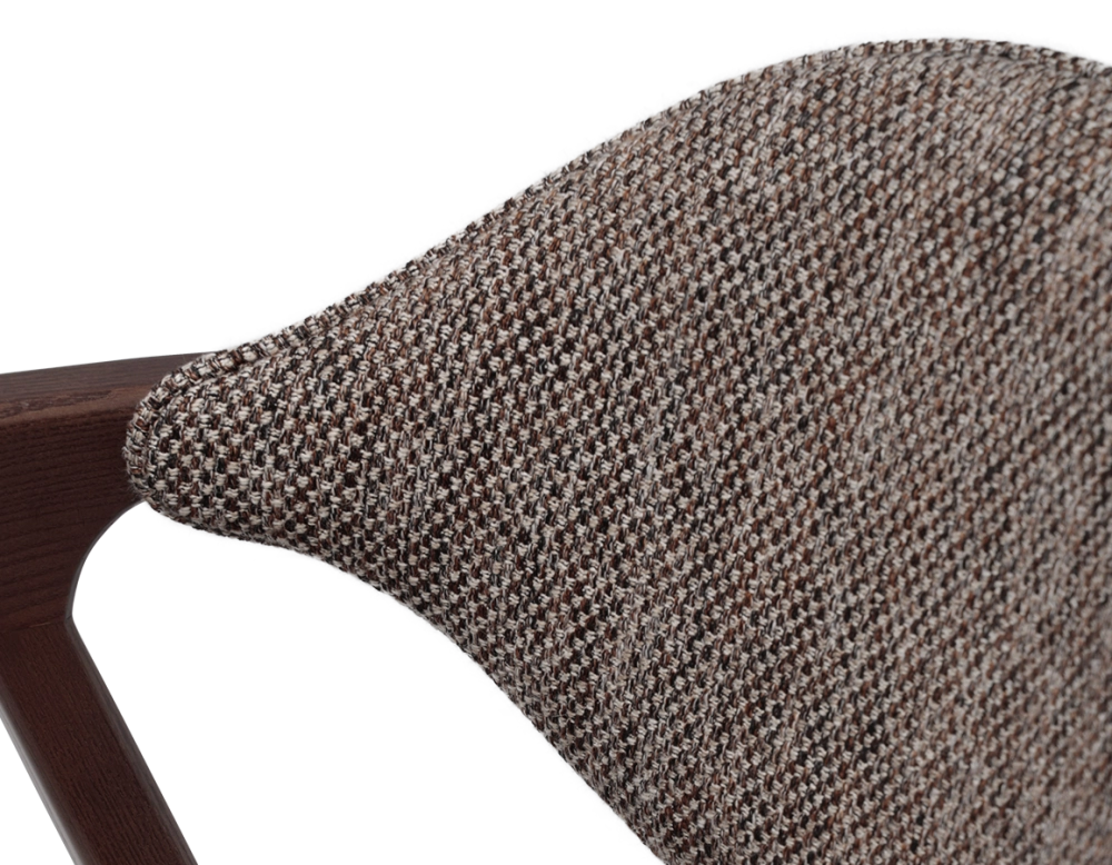 Chaise design avec accoudoirs bois teinte foncée et tissu chiné marron Chaise design avec accoudoirs bois teinte foncée et tissu chiné marron