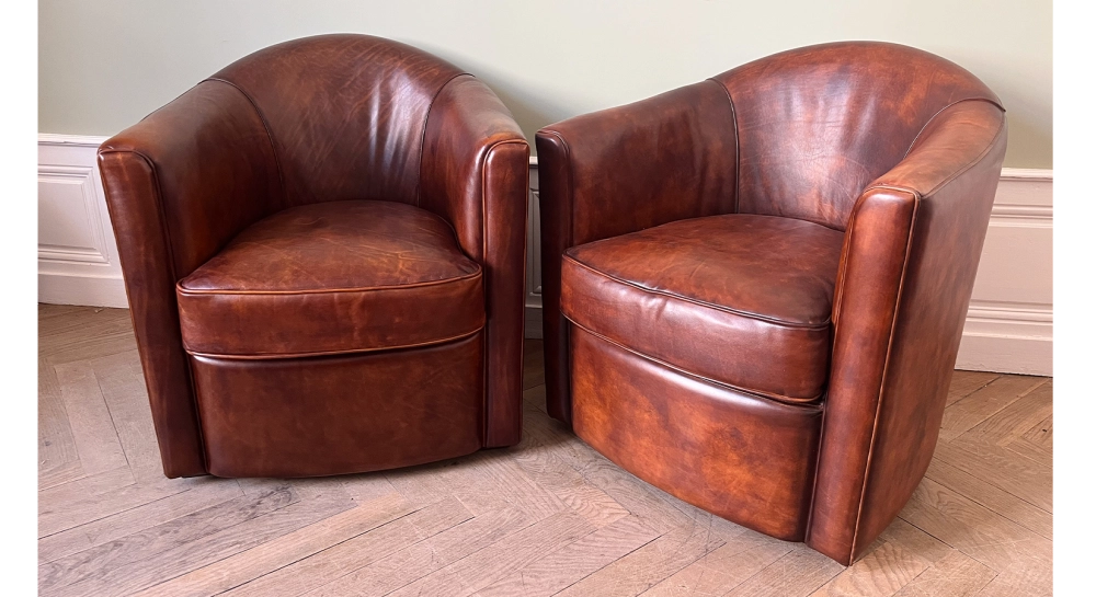 Lot de 2 fauteuils club cuir marron vintage Lot de 2 fauteuils club cuir marron vintage