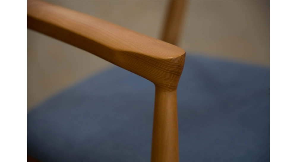 Chaise scandinave bois teinte naturelle assise tissu bleu Chaise scandinave bois teinte naturelle assise tissu bleu