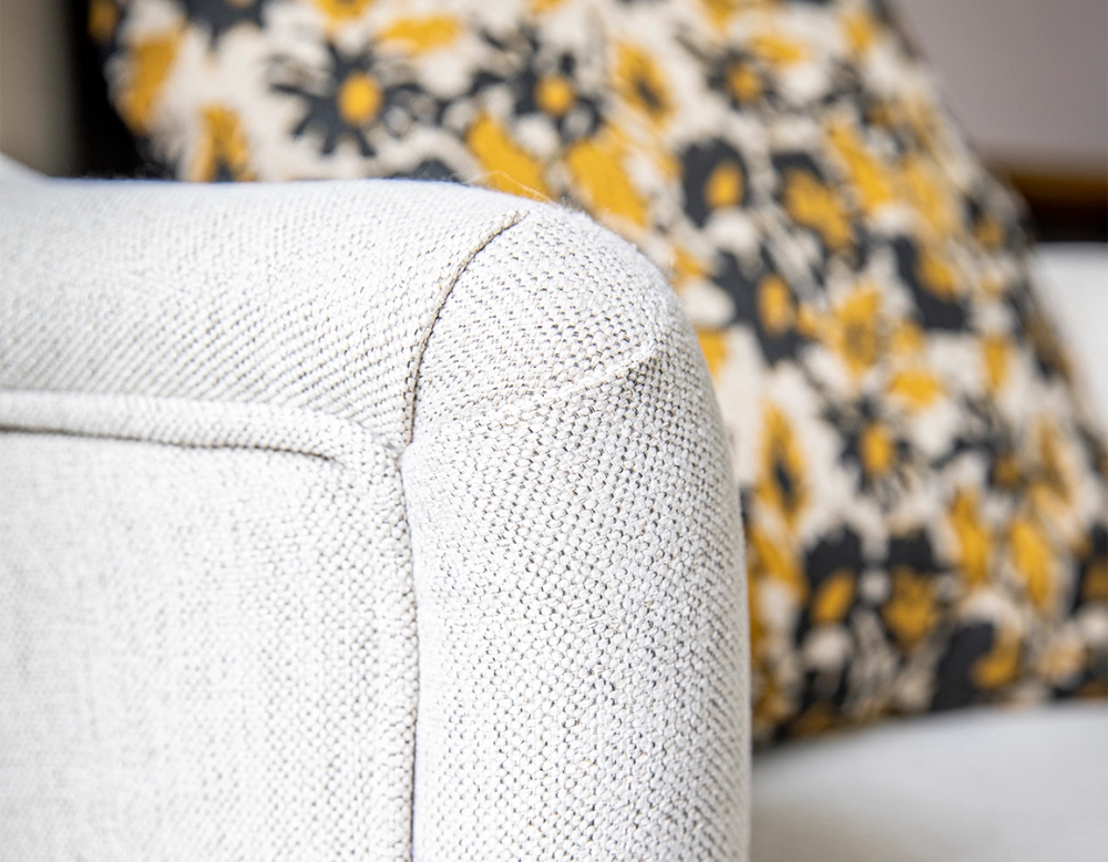 Fauteuil crapaud avec accoudoirs pieds bois teinte noyer et tissu beige naturel Fauteuil crapaud avec accoudoirs pieds bois teinte noyer et tissu beige naturel