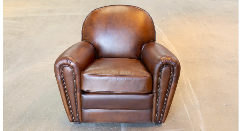 Fauteuil club cuir marron vintage accoudoirs cloutés Fauteuil club cuir marron vintage accoudoirs cloutés