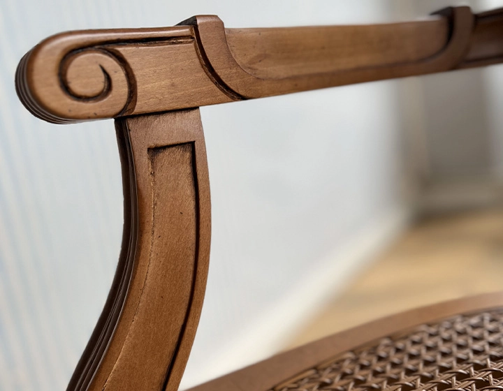 Chaise ancienne style Louis XVI avec accoudoirs bois teinte ancienne assise et dossier cannés Chaise ancienne style Louis XVI avec accoudoirs bois teinte ancienne assise et dossier cannés