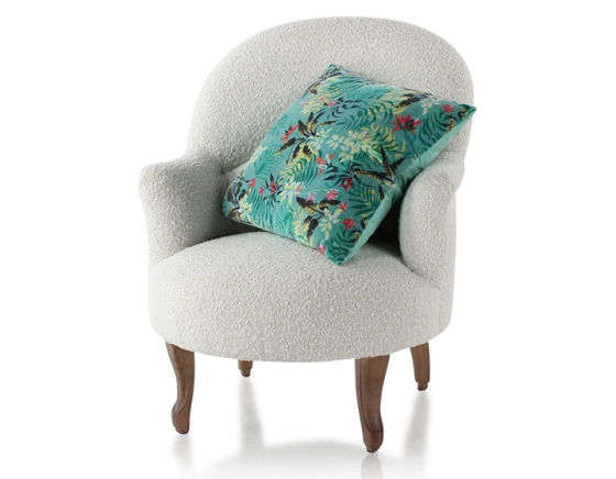 Fauteuil crapaud avec accoudoirs pieds bois teinte noyer et tissu bouclé blanc