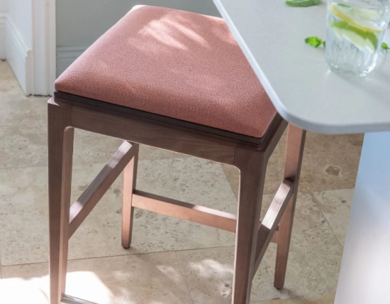 Tabouret de bar design H60 cm bois teinte noyer assise tissu rose corail