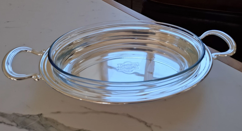 Plat ovale en pyrex avec support en métal argenté Plat ovale en pyrex avec support en métal argenté