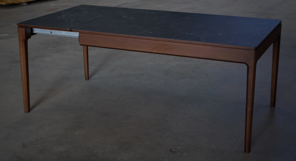 Table extensible 6 à 8 personnes en chêne et céramique allonge céramique avec bois teinte foncé et plateau et allonge céramique effet ardoise 140x100 cm Table extensible 6 à 8 personnes en chêne et céramique allonge céramique avec bois teinte foncé et plateau et allonge céramique effet ardoise 140x100 cm