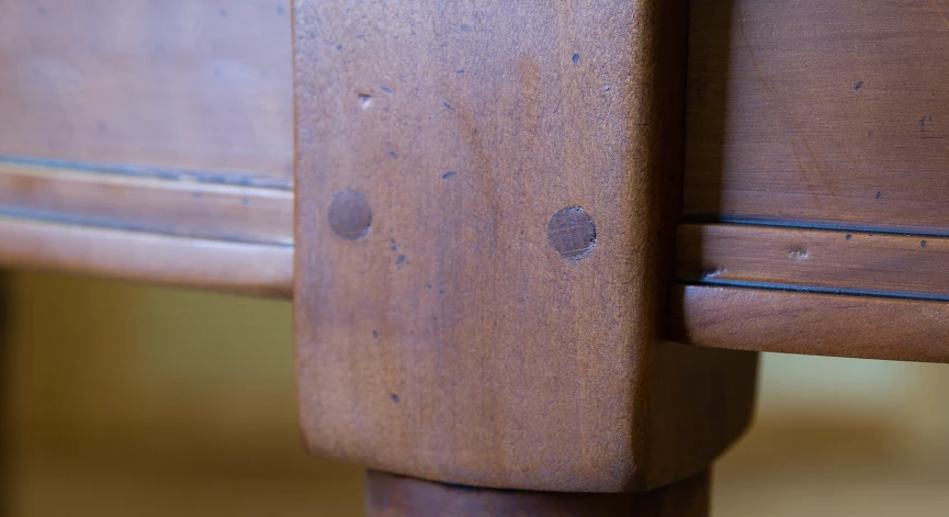 Table ronde Louis XVI extensible 14 à 24 personnes bois teinte ancienne avec 5 allonges 110x120cm