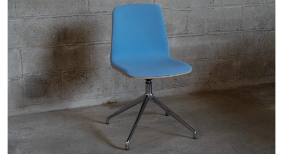 Office chair with 5 branches dossier bois teinte naturelle assise en tissu bleu