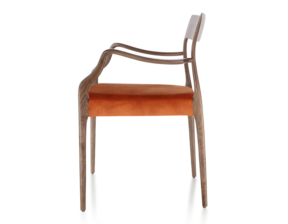 Chaise scandinave avec accoudoirs bois teinte marron foncé assise tissu velours terracotta Chaise scandinave avec accoudoirs bois teinte marron foncé assise tissu velours terracotta