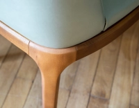 Chaise design bois teinte merisier et cuir cuir vert sauge Chaise design bois teinte merisier et cuir cuir vert sauge