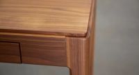 Bureau design en noyer teinte naturelle l80 cm Bureau design en noyer teinte naturelle l80 cm