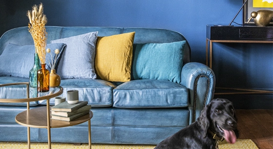 Canapé club cuir 3 places bleu accoudoirs cloutés