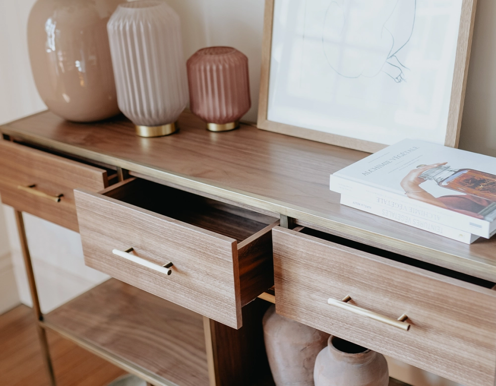 Console design noyer teinte naturelle et métal patine laiton Console design noyer teinte naturelle et métal patine laiton