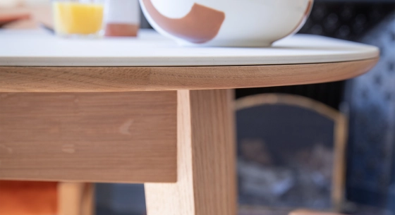 Extendable table for 8 to 12 people in oak and ceramic with wooden extensions with natural stained wood and white marble effect ceramic top 180x100 cm