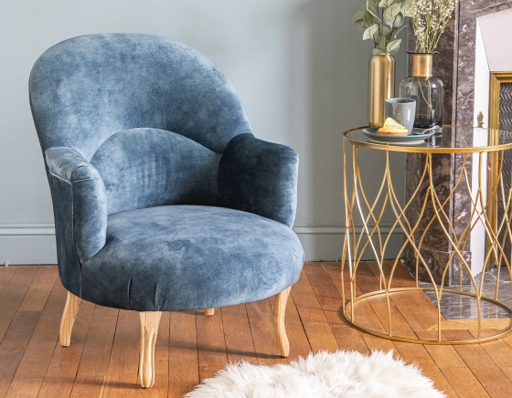 Fauteuil crapaud avec accoudoirs pieds bois teinte naturelle et tissu velours bleu pétrole
