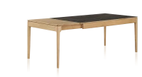 Table extensible en chêne et céramique allonges bois avec bois teinte naturelle et plateau céramique effet marbre noir 140x90 cm