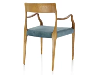 Chaise scandivave avec accoudoirs bois teinte merisier assise tissu velours bleu pétrole