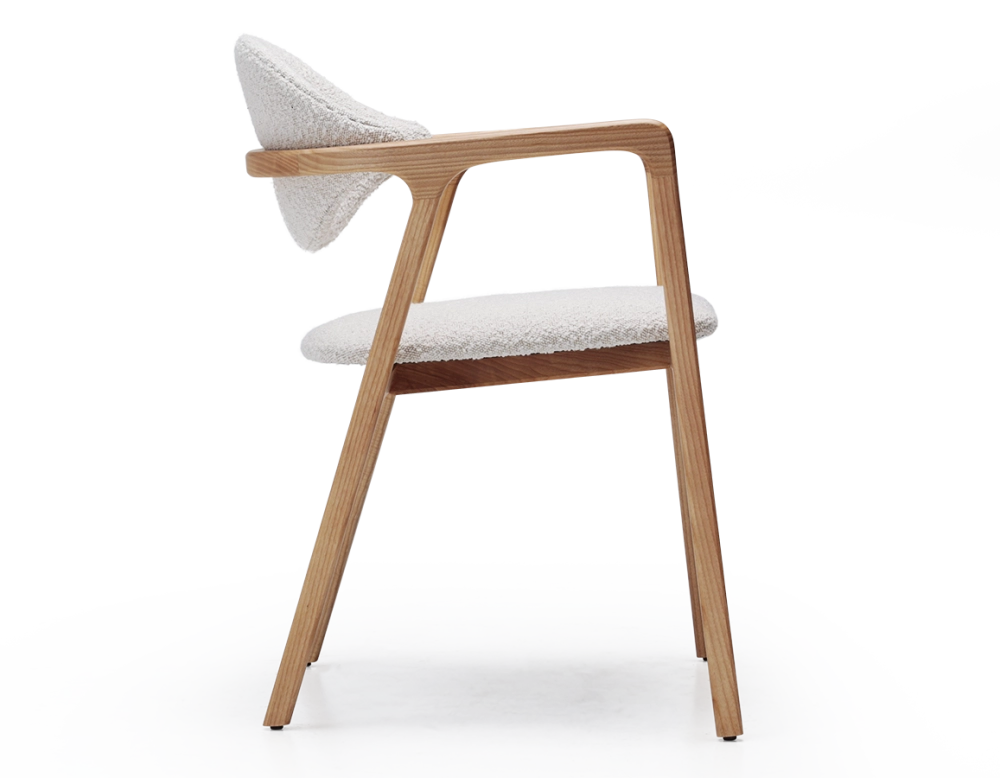 Chaise design avec accoudoirs bois teinte naturelle et tissu bouclé blanc Chaise design avec accoudoirs bois teinte naturelle et tissu bouclé blanc