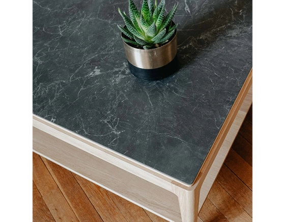 Table basse carrée en chêne et céramique avec tablette en bois teinte naturelle plateau céramique effet ardoise 100x100 cm