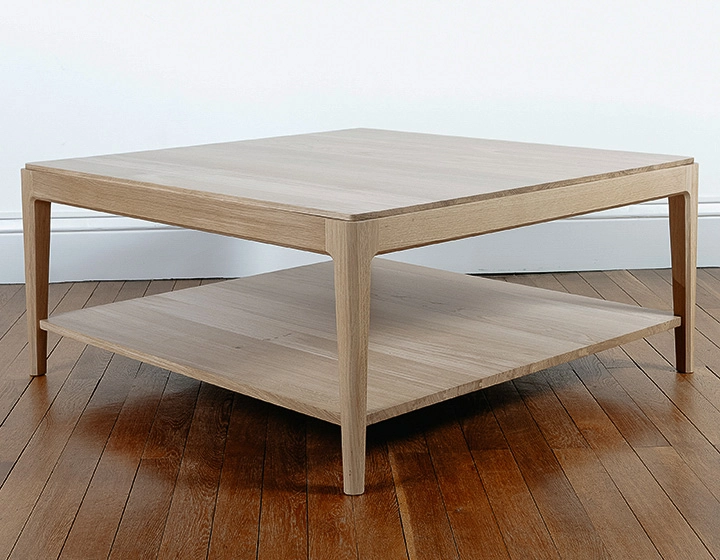 Table basse carrée en chêne avec tablette teinte naturelle 100x100 cm Table basse carrée en chêne avec tablette teinte naturelle 100x100 cm