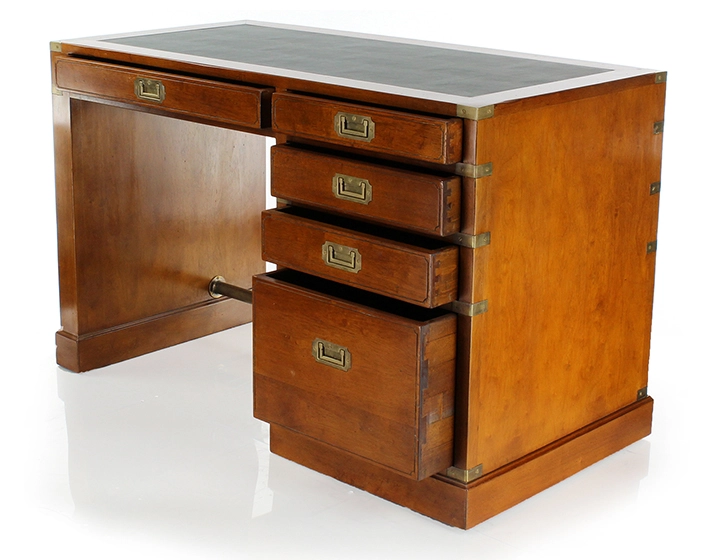Bureau marine 5 tiroirs bois teinte merisier et cuir vert Bureau marine 5 tiroirs bois teinte merisier et cuir vert