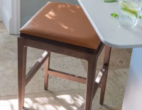 Tabouret de bar design H60 cm bois teinte noyer assise cuir caramel Tabouret de bar design H60 cm bois teinte noyer assise cuir caramel