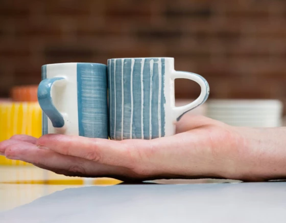 Tasse à café en céramique striée grise claire