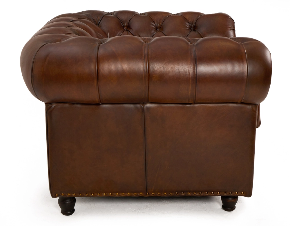 Fauteuil chesterfield cuir marron vintage accoudoirs cloutés Fauteuil chesterfield cuir marron vintage accoudoirs cloutés