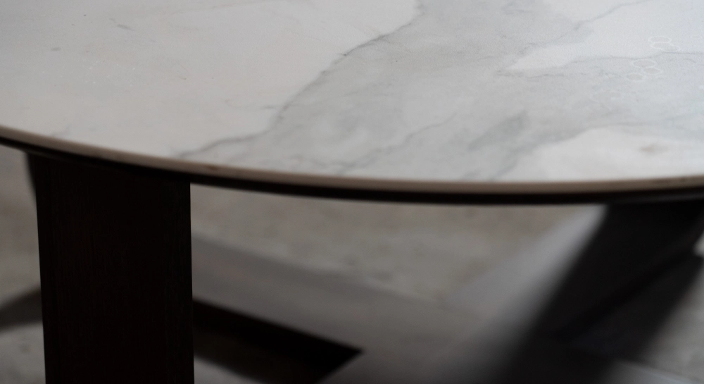 Table basse ronde en chêne et céramique avec bois teinte marron foncé plateau céramique effet marbre blanc 100x100 cm