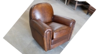 Fauteuil club cuir marron vintage accoudoirs cloutés Fauteuil club cuir marron vintage accoudoirs cloutés