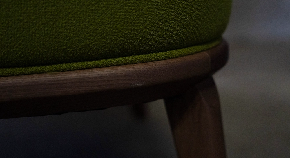 Fauteuil design tissu bi matière vert