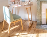 Chaise design bois teinte naturelle et tissu vert sauge Chaise design bois teinte naturelle et tissu vert sauge