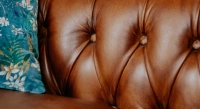 Canapé Chesterfield cuir 2 places marron clair accoudoirs cloutés Canapé Chesterfield cuir 2 places marron clair accoudoirs cloutés