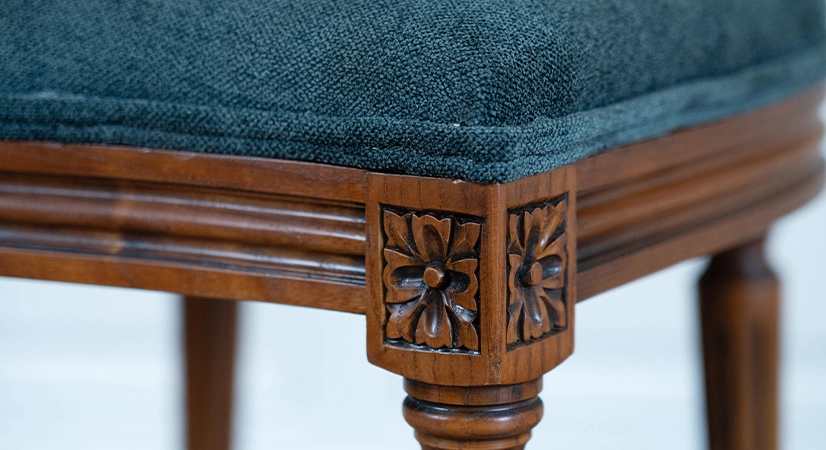 Chaise ancienne style Louis XVI bois teinte ancienne et tissu bleu marine Chaise ancienne style Louis XVI bois teinte ancienne et tissu bleu marine