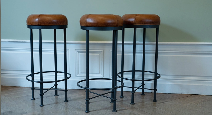 Lot de 3 tabourets de bar vintage cuir marron clair Lot de 3 tabourets de bar vintage cuir marron clair