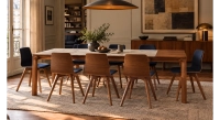 Table extensible 6 à 12 personnes en noyer et céramique allonges bois avec bois teinte naturelle et plateau céramique effet marbre blanc 200x100 cm