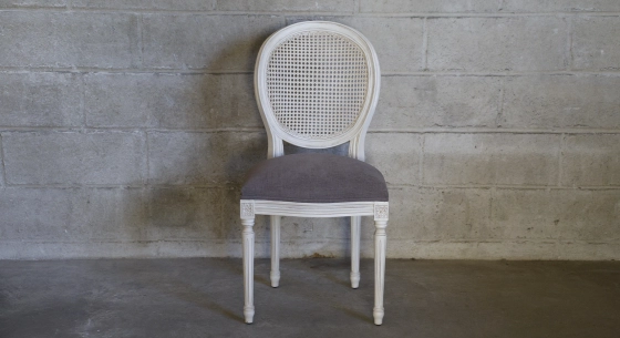 Chaise ancienne style Louis XVI dossier canné bois teinte cérusée blanche et tissu taupe