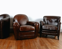Fauteuil club cuir marron soutenu accoudoirs cloutés Fauteuil club cuir marron soutenu accoudoirs cloutés