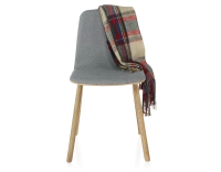 Chaise design en chêne tapissé bois teinte naturelle assise tissu gris clair Chaise design en chêne tapissé bois teinte naturelle assise tissu gris clair