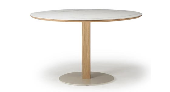 Table salle à manger ronde en chêne et céramique 4 à 6 personnes avec bois teinte naturelle et plateau céramique effet marbre blanc 110x110