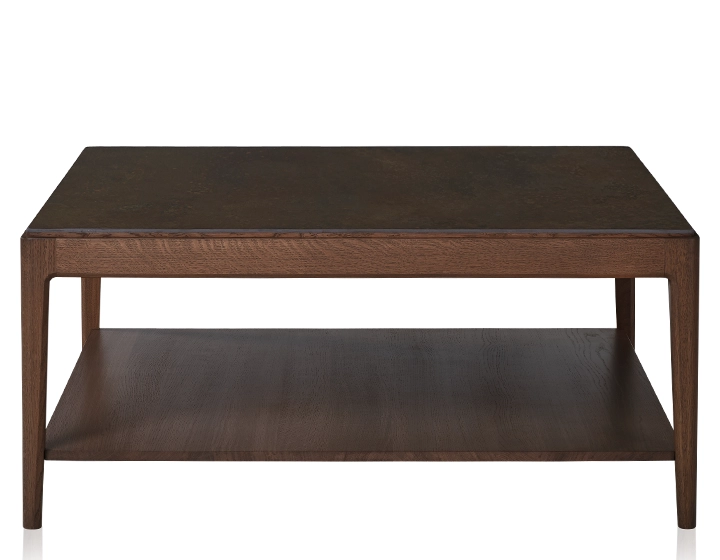 Table basse carrée en chêne et céramique avec tablette en bois teinte marron foncé plateau céramique brun oxydé 100x100 cm Table basse carrée en chêne et céramique avec tablette en bois teinte marron foncé plateau céramique brun oxydé 100x100 cm
