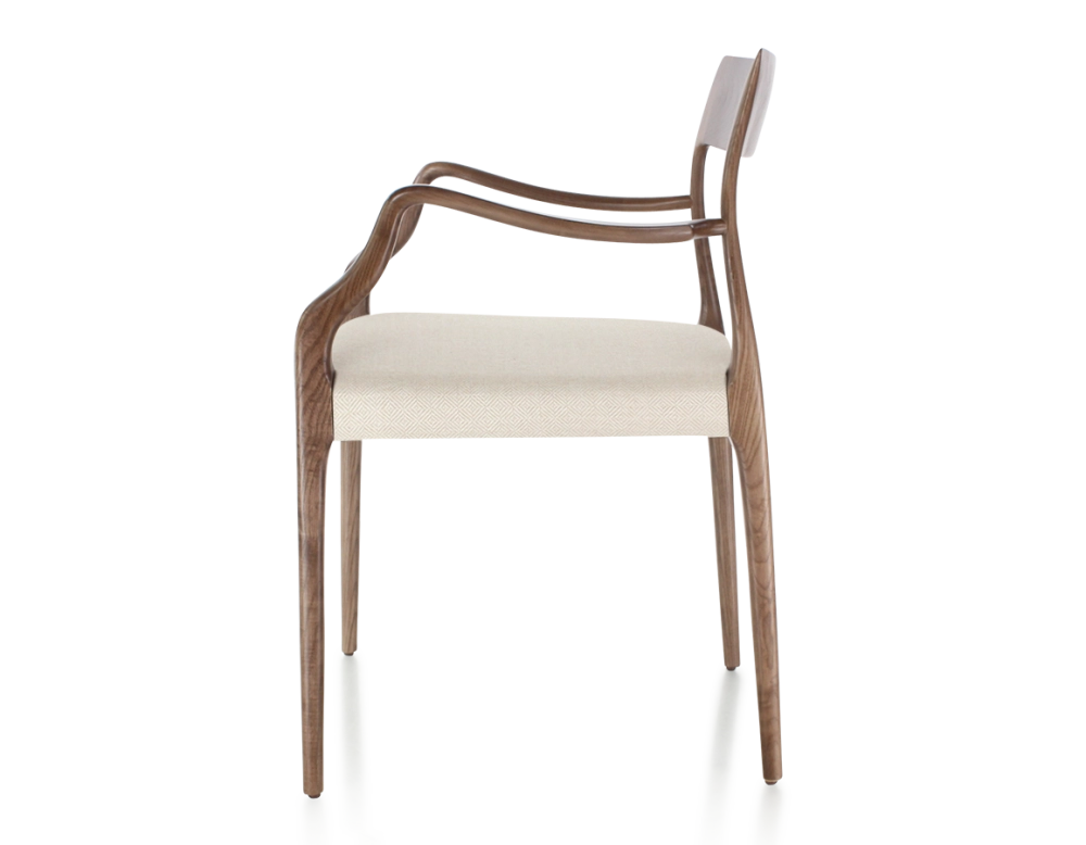 Chaise scandinave avec accoudoirs bois teinte marron foncé assise tissu chevron beige Chaise scandinave avec accoudoirs bois teinte marron foncé assise tissu chevron beige