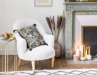 Fauteuil crapaud avec accoudoirs pieds bois teinte naturelle et tissu bouclé blanc Fauteuil crapaud avec accoudoirs pieds bois teinte naturelle et tissu bouclé blanc