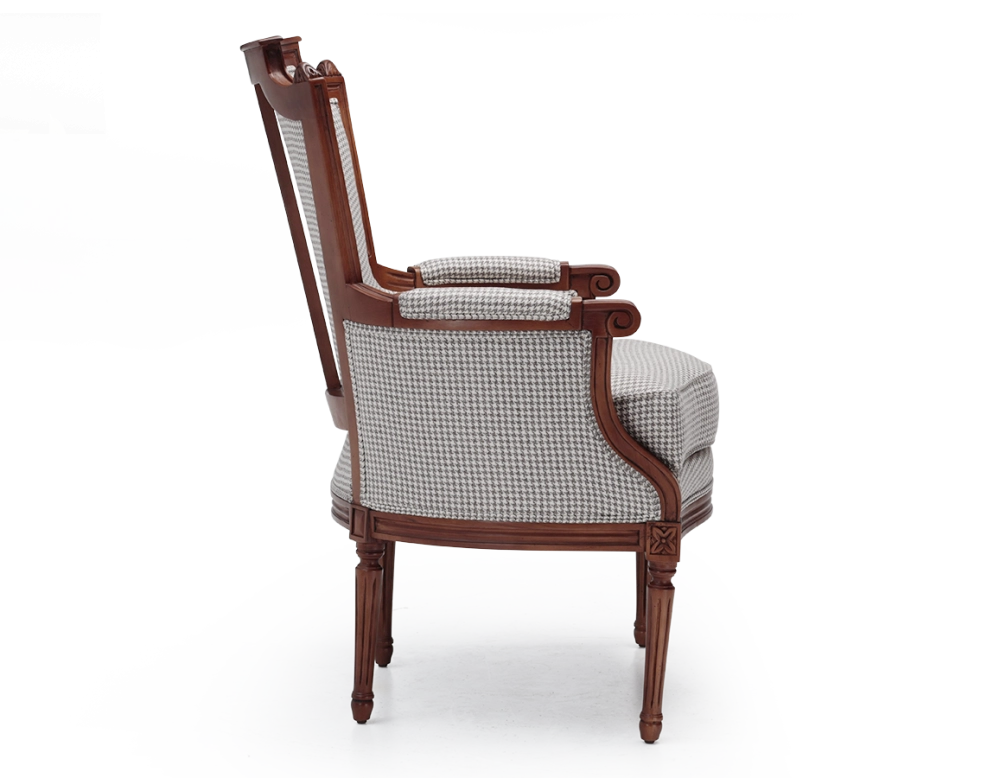 Fauteuil bergère style Louis XVI bois teinte ancienne et tissu pied de poule blanc et taupe Fauteuil bergère style Louis XVI bois teinte ancienne et tissu pied de poule blanc et taupe
