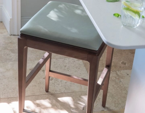 Tabouret de bar design H80 cm bois teinte noyer assise cuir vert sauge