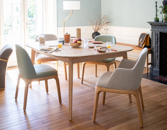 Chaise design bois teinte naturelle et tissu vert sauge