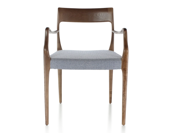 Chaise scandinave avec accoudoirs bois teinte marron foncé assise tissu chevron bleu