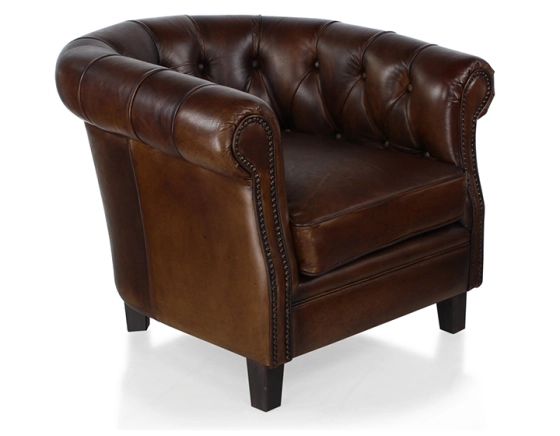 Fauteuil chesterfield cuir marron soutenu accoudoirs cloutés