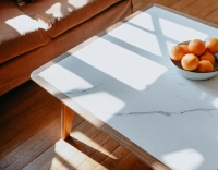 Table basse carré en noyer et céramique bois teinte naturelle plateau céramique effet marbre blanc 100x100 cm Table basse carré en noyer et céramique bois teinte naturelle plateau céramique effet marbre blanc 100x100 cm